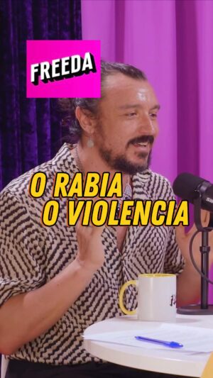 David Pareja Instagram - Estuvimos hablando sobre cómo muchas de mis experiencias personales han sido atravesadas por la masculinidad hegemónica, en esta entrevista que tanto agradezco a @freeda_es. Darme cuenta de que todas las emociones las he estado gestionando desde la rabia, con todo el daño que eso me ha estado haciendo a mí y a mi entorno, es un golpe que he recibido hace relativamente poco. Es algo en lo que estoy trabajando. Es un camino desconocido para mí y no está siendo fácil. Pero me hace feliz mirar al horizonte y ver al David en el que me voy a convertir. Un David que es más feliz, porque es capaz de identificar sus emociones y eso le permite tener una relación más profunda y más sana consigo mismo y con el resto de personas. 

Como hombre ¿te identificas con este tipo de patrones?