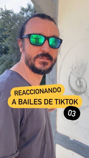 David Pareja Instagram - Reaccionando a bailes de TikTok 03 #YoReaccionandoAbailes #humor #duo con @pol_badia 

Gracias por el reflejo y los manotazos a @a_galan_called_angel