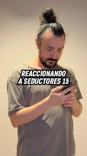 David Pareja Instagram - Un seductor se ha colado en mi habitación de hotel! 😖 #ReaccionandoASeductores #Humor