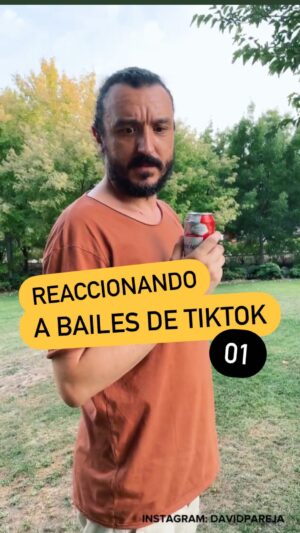 David Pareja Instagram - Reaccionando a bailes de tiktok 01 #YoReaccionandoAbailes #humor #duo
—-
Gracias a @nancyattouche y @deliaseriche por la ayuda y las patadas voladoras 🫶