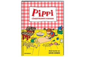 David Sundin Instagram - Här är jag och Astrid Lindgren (för tillfället osynlig) vid hennes skrivbord hemma hos henne. Vi har skrivit en bok tillsammans!? Den kommer i vår och heter ’Pippi Långstrumps Kokbok’. Astrid har förstås hittat på allt om Pippi och hennes mat samt skrivit alla Pippis citat, Ingrid Vang Nyman har gjort de klassiska illustrationerna, Johanna Westman har gjort recepten och jag har skrivit matiga texter om vartenda litet smarr ur Pippis värld.

Det är den perfekta kokboken för alla barn som bor ensamma i ett stort hus tillsammans med en apa och en häst. Men den fungerar också utmärkt om man inte har en apa eller en häst. Om man till exempel bor med en familj som består av stora och små personer som bara vill laga eller baka något gott tillsammans.

Det här uppstod när jag i min senaste, och med barn oundvikliga, Pippi-fas började fundera... är det inte väldigt mycket mat kring Pippi mest hela tiden? Och så skrev jag ner all mat som dök upp och rätt vad det var så var det en hel kokbok. Längtar tills att ni får läsa och laga! ❤️

Bonusbild: Bokens omslag samt jag som flippar pannkakor i Astrids kök.

Förhandsboka signerat exemplar! Länk i min profil / i bio.

Foto: Stina Stjernkvist @stinastjernkvist

@rabensjogren @astridlindgrenofficial @vildawestman #ingridvangnyman