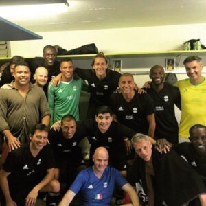David Trezeguet Instagram - #tbt pieno di leggende! Paesi diversi, nazionalità diverse ma tutti con la stessa passione ⚽️
Maradona, D10S, ci manchi! 🙏🏻

••••••

#tbt Journée avec les légendes. Différents pays, différentes nationalités mais tous avec la même passion ⚽️ 
Maradona, D10S, tu nous manques 🙏🏼