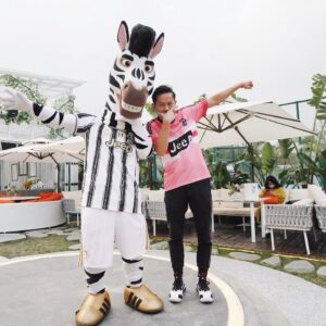 David Trezeguet Instagram - Some pictures from our event in China yesterday, it’s always great to see our international fans cheering for the team!

⚪️⚫️
#finoallafine #forzajuve #blackandwhite