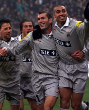 David Trezeguet Instagram - Quando manca poco a mezzanotte.. ⌛️ 

#Trezeguet #Delpiero #Zidane #Tacchinardi #Juventus