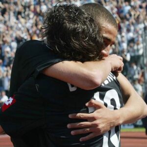 David Trezeguet Instagram - Buon 5 Maggio Bianconeri. 
Una data storica: il nostro 26esimo scudetto. ⚪️⚫️

#Trezeguet #Juventus #scudetto
