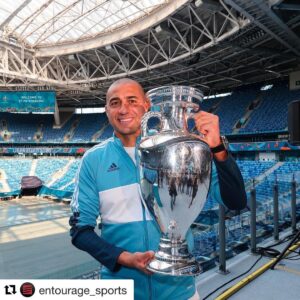 David Trezeguet Instagram - È stato un grande onore e un privilegio partecipare al Trophy Tour di Euro 2020 in Russia. 

Da Ambassador UEFA non vedo l’ora che inizi il torneo. 
Grazie Russia per la fantastica accoglienza! @euro2020 👏

C'est un honneur et un grand privilège de participer à la tournée du Trophée Euro 2020 en Russie. 

En tant qu'ambassadeur, j'ai hâte que la compétition commence ! Merci à la Russie de m'avoir si bien reçu.

#Repost @entourage_sports with @get.repost
・・・
Euro 2020 ambassador David Trezeguet is attending the tournaments Trophy tour, in Russia.
 
First stop was Saint Petersburg, now onto Moscow, to promote the @euro2020 championship which is 18 days away 🚀