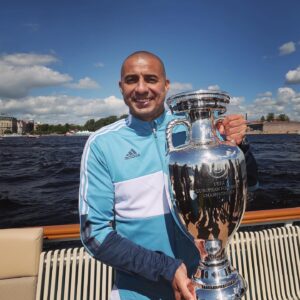 David Trezeguet Instagram - È stato un grande onore e un privilegio partecipare al Trophy Tour di Euro 2020 in Russia. 

Da Ambassador UEFA non vedo l’ora che inizi il torneo. 
Grazie Russia per la fantastica accoglienza! @euro2020 👏

C'est un honneur et un grand privilège de participer à la tournée du Trophée Euro 2020 en Russie. 

En tant qu'ambassadeur, j'ai hâte que la compétition commence ! Merci à la Russie de m'avoir si bien reçu.

#Repost @entourage_sports with @get.repost
・・・
Euro 2020 ambassador David Trezeguet is attending the tournaments Trophy tour, in Russia.
 
First stop was Saint Petersburg, now onto Moscow, to promote the @euro2020 championship which is 18 days away 🚀