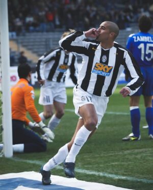 David Trezeguet Instagram - Happy birthday, David Trezeguet! 🤍🖤👑