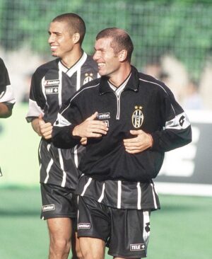 David Trezeguet Instagram - Sempre bello ricordare i vecchi tempi... #tb
Insieme al mio amico e legenda @zidane alla @juventus 
Che piacere 🚀🙌

• • • • • •

En souvenir du bon vieux temps ... #tb Avec mon ami et légende @zidane à la @juventus . Quel Plaisir 🚀🙌