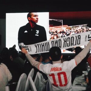 David Trezeguet Instagram - Some pictures from our event in China yesterday, it’s always great to see our international fans cheering for the team!

⚪️⚫️
#finoallafine #forzajuve #blackandwhite
