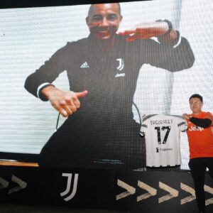 David Trezeguet Instagram - Some pictures from our event in China yesterday, it’s always great to see our international fans cheering for the team!

⚪️⚫️
#finoallafine #forzajuve #blackandwhite