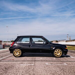 Davide Cironi Instagram - 2° episodio online ora!
Partendo da una scocca maciullata e reduce dei peggiori anni del tuning, oggi la #Renault #5 #GT #Turbo si è guadagnata il suo soprannome di #SerialKiller al 100%. Quello che più mi ha soddisfatto è stato allontanarla dalla sua indole di "bara con le ruote" per avvicinarsi ad uno sviluppo intelligente del progetto originale, rendendola efficace (e un minimo più sicura) nella guerra alle auto moderne più grosse e potenti. Il fatto che esteticamente mi piaccia tantissimo è un plus non da poco