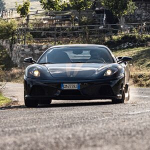 Davide Cironi Instagram - NEW #VIDEO ONLINE! #YouTube
Non con tutte le #Ferrari è stato colpo di fulmine, almeno per me. Quando uscì la #F430 non venni rapito dal solito brividino Ferraristico, come era stato per la #355 e come sarebbe poi stato di nuovo con la #458. Dopo qualche mese iniziai a farci pace quando per la prima volta me ne accesero una in faccia, e l'anima era quella giusta, si sentiva immediatamente che quella nota acida di scarico e quella rabbia spavalda che uscivano dal #V8 erano roba pura. Il muso con la forzata citazione alla 156 da #F1, continuava a non farmi innamorare. Poi è uscita la #Scuderia e tutto si è sistemato. Poi ho guidato la Scuderia a cannone sulle mie montagne e tutto è stato chiaro. La livrea nera e oro, con gli interni più belli che io abbia mai visto su una #430Scuderia hanno fatto il resto. Risultato = è bello poter cambiare idea completamente a volte.
