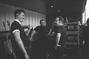 Dawid Podsiadło Instagram - 10 lat temu w tym miejscu wybrzmiały dźwięki płyty Comfort & Happiness. Fajnie było stanąć w tym samym miejscu po tak długim czasie i zagrać wszystkie piosenki z tego albumu. Albumu, który był krokiem najważniejszym. Wszakże nie uraczysz kroku drugiego, bez postawienia pierwszego. A dziś już kroków byś nie zliczył, które są za nami. Oby i przed nami były jeszcze drogi najróżniejsze, na których stawiać kroki przyjdzie. Było wspaniale wrócić do piosenek, od których wszystko się zaczęło. Do ery komfortu i szczęścia, choć na chwilkę. 
Dziękuję Wam kochani odbiorcy, że to czym zajmujemy się od dekady, ciągle coś dla Was waży. 
Różnie w życiu bywa, ale chcę żebyście wiedzieli, że dla nas i dla mnie, to ciągle waży najwięcej. Widzimy się w tym roku na żywo jeszcze dwa razy, a w międzyczasie postaram się dbać
o Wasze tęsknoty jakimiś dźwiękami.