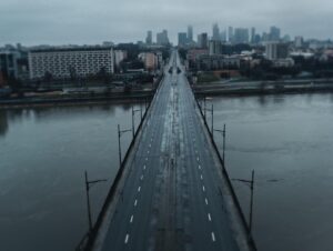 Dawid Podsiadło Instagram - Tego teledysku miało nie być.

Kiedy powstało mori, byłem przekonany, że tak intymna piosenka, tak bardzo skupiona na treści nie może być dopełniona obrazem w sposób, który nie będzie jej czegoś odbierał.

I wtedy, Tadek Śliwa przyszedł do nas z pomysłem zrobienia klipu w oparciu o ujęcia sprzed kilku lat, zrealizowane w pierwszych dniach lockdownu. 
Tak powstała przestrzeń, której w moim odczuciu ten utwór potrzebował.

Chwilę później okazało się, że Mistrz Jerzy Skolimowski przyjął nasze zaproszenie i zgodził się zagrać jedyną i główną rolę.

Jak będzie wyglądał nasz koniec?
Albo jak będzie wyglądało nasze życie w świecie, z którego zniknie ktoś kto nadawał mu sens?

Dziękuję wszystkim, którzy pomogli w powstaniu tego obrazu. 

link do teledysku w bio.