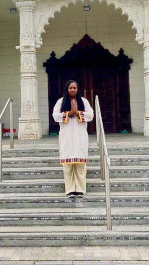 Dawn Butler Instagram - Great to be at Kingsbury’s Shree Swaminarayan Mandir Temple with @keirstarmer @primesh.patel to celebrate the service and contribution British Hindus have brought to our community🛕 #hinduism #temple