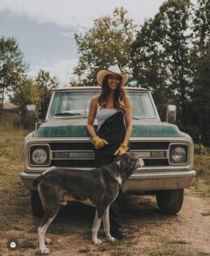 Dawn Olivieri Instagram - This is horse rescue and hard working woman taking the floor ❤️ 

Go now and leave your mark for the horse. ✊🏼 tag every rescue you love. We will do this all together, I will open the doors and you will spread out across the gardens. 

#millionhorsemarch  is virtual. 

@deborahmichelledesign 
@caleb.marmolejo 📸
@branlinshockey 🎥