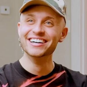Daya Betty Instagram - Hi MTV, welcome to my crib 💅 🧷I’m showing off iconic Season 14 fashions and more on an all-new episode of #OutOfTheCloset! Watch now on the @rupaulsdragrace YouTube channel 🧷👗
Link in Bio!