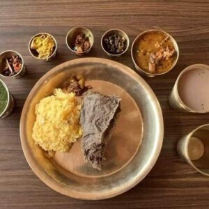 Dayahang Rai Instagram - उधौली अघी फिर्के भान्साघरमा किराती खाना खाईयो महाबीर पुन दाईसँग गफगाफ गरियो आज सम्झनामा फोटो राखियो ।
गाऊँघरको स्वाद लिनु हुन्छ भने तपाईं पनि फिर्के भान्सा घर नक्खु ललितपुर जानुहोस है !!!