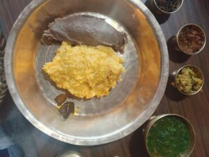 Dayahang Rai Instagram - उधौली अघी फिर्के भान्साघरमा किराती खाना खाईयो महाबीर पुन दाईसँग गफगाफ गरियो आज सम्झनामा फोटो राखियो ।
गाऊँघरको स्वाद लिनु हुन्छ भने तपाईं पनि फिर्के भान्सा घर नक्खु ललितपुर जानुहोस है !!!