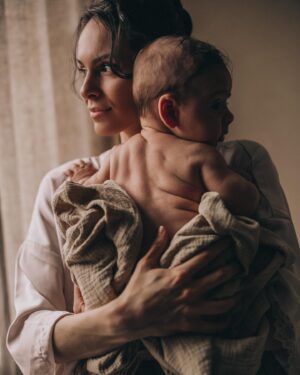 Dayana Handjieva Instagram - След години, сигурно в някой пубертетски пристъп, ще ми тръшне вратата в лицето и ще ми каже колко съм гадна, защото не го пускам да излиза с приятели заради 3-ката по математика….
Но дотогава има време. Сега искам само да го гушкам, да го целувам, да го гледам как се учи да хваща с ръце, как се опитва да седне, как прави балончета с уста….всичко. 

 @ganka.mihaylova.photography ,не знам как го правиш, но в твоите снимки винаги има една магична и леко носталгична нотка, което прави кадрите живи и пълни. Много си талантлива, благодаря, че за втори път разказваш нашата история ❤️

#momlife #momandson  #baby #babyphotography #specialmoments