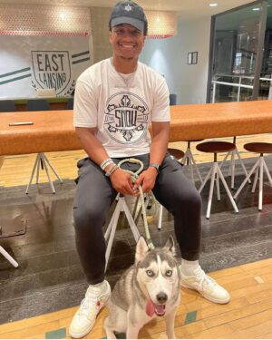DeShawn Snow Instagram - Happy 21st Birthday to my middle son @realdsnow 🎉🎂🥳. 
This has been a year of unexpected challenges but your unwavering faith, courage and action during your recovery (both physically and mentally) has been nothing short of amazing! I’m excited to see the monumental success you will have next year 💪🏾. Enjoy your day sweetheart🥰