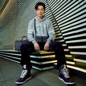 Dean Fujioka Instagram - コーチのクリエイティブ・ディレクター
スチュアート・ヴィヴァースとともに
コーチのパーパスである
“𝐂𝐨𝐮𝐫𝐚𝐠𝐞 𝐭𝐨 𝐁𝐞 𝐑𝐞𝐚𝐥(リアルに生きる勇気)“
について対談しました。

@coach_japan のリールにて公開中です。
⁡
秋の新作バッグも多数あるので
動画と一緒にぜひチェックを🍂
⁡
⁡
@stuartvevers
@coach_japan
⁡
#CoachJapan
#コーチバッグ