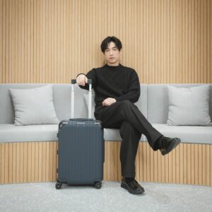 Dean Fujioka Instagram - リニューアルオープンしたリモワストア表参道へ🧳
仕事の旅でも、プライベートの旅でも愛用している
リモワのスーツケース。
心惹かれるアイテムがたくさんありました。

Visited the newly opened Rimowa store in Omotesando. 
I’ve been using their suitcases for a while now, and always have it with me when I travel for work and vacation.
Was a nice treat visiting the store.

@rimowa
@fashionsnapcom

#RIMOWA #PR