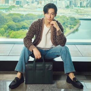 Dean Fujioka Instagram - コーチのクリエイティブ・ディレクター
スチュアート・ヴィヴァースとともに
コーチのパーパスである
“𝐂𝐨𝐮𝐫𝐚𝐠𝐞 𝐭𝐨 𝐁𝐞 𝐑𝐞𝐚𝐥(リアルに生きる勇気)“
について対談しました。

@coach_japan のリールにて公開中です。
⁡
秋の新作バッグも多数あるので
動画と一緒にぜひチェックを🍂
⁡
⁡
@stuartvevers
@coach_japan
⁡
#CoachJapan
#コーチバッグ