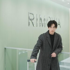 Dean Fujioka Instagram - リニューアルオープンしたリモワストア表参道へ🧳
仕事の旅でも、プライベートの旅でも愛用している
リモワのスーツケース。
心惹かれるアイテムがたくさんありました。

Visited the newly opened Rimowa store in Omotesando. 
I’ve been using their suitcases for a while now, and always have it with me when I travel for work and vacation.
Was a nice treat visiting the store.

@rimowa
@fashionsnapcom

#RIMOWA #PR