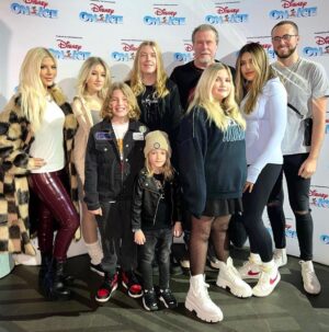 Dean McDermott Instagram - This was the BEST NIGHT!! Having all my beautiful kids together and my gorgeous wife for @disneyonice @cryptocomarena All 7 of them!! Such a special time!! We got to skate before the show, and this was the best one yet!! Thank you to Uncle Billy @marquecomm for having us out. #memories #bigfamily #disney ❤️⛸️⛸️