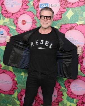 Dean McDermott Instagram - Had an incredible and inspiring night last night at The Stand Up For Kids Gala @unistudios A night of fashion, fun and fundraising for @luskinoic thank you to all the doctors, nurses and the Luskin Orthopedic Institute for children for helping kids be kids. No patient is ever turned away, regardless of insurance status. @carolinerhea4real was a wonderful host and a performance by @scarlettkateferguson and @piatoscano brought the house down and the tears. Such a beautiful inspiring performance.🙏❤️The night was topped off with Harry Potters World closed down for all the gala guests for 2 hours. Such a special treat!!! Thank you to all the gala volunteers and @stefaniekeenan @topshelfconcierge #luskinoic #standupforkids #standupforkidsgala #universalstudios #johnvarvatos