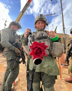 Dean Miroshnikov Instagram - אמנם סיימנו את הסבב שלנו בגהינום. 
אך ישנם החיילים שחזרו משדה הקרב זה עתה, פחות שלמים, וכבר מתחילים בקרב נוסף-תקופת השיקום. וכמו בשדה הקרב יחד בעזה היום ביקרנו יועז ואני את הפצועים הטריים בבית חולים בלינסון. תקופה זו מלאה בהבנות חדשות, מטרות חדשות, קשיים חדשים.. לא רק לפצועים, למשפחות כאחד. וכאחד שעבר את התקופה הזו, תקופה לא פשוטה, תקופה מטלטלת, אני יכול לומר בלב שלם: בעוד כמה שנים.. תביטו על התקופה הזו אחורה.. ותבינו איזה חזקים הייתם. אני ראיתי את זה בעיניכם היום. מצדיע לכל אחד ואחת. עם ישראל חי 🇮🇱
אנחנו מוכנים לכל קריאה ❗️