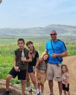 Dean Miroshnikov Instagram - רובכם הכרתם את מלכי גינזברג, לאחר שבעלה סגן אלוף אלי גינזברג נפל בימים הראשונים למלחמה. 
כל מי שצפה בך מלכי, ראה אשה חזקה, שחוותה אובדן של אהוב בפעם השניה בחייה וממשיכה לגדל ארבעה ילדים מקסימים, שנותנת השראה לכולם בעוצמות המבט שלך.
אלי היה המפקד שלי. השתתפתי עם אלי בכמה וכמה מבצעים. כן.. גם במרמרה אלי היה. אני זוכר שהוא פגש אותי על גג סיפון המרמרה כשהייתי כבר פצוע, ועצם הידיעה שאלי נמצא לידי-הרגיעה אותי. כי מי יכול לפגוע באלי. איש ענק וחזק בעוצמות בלתי מוסברות.
את מלכי הכרתי היום לראשונה כשבאתי לבקר לנחם בקיבוץ דוברת, מקום שליו בעמק יזראעל - גן עדן קטן שבנו להם משפחת גינזברג. הכאב והשכול שלך מלכי, ושל ילדייך בלתי נסבלים. אך לפגוש אתכם במציאות, הראה לי עד כמה הביחד שלכם חזק. באתי לחזק ויצאתי מחוזק, יצאתי עם אנרגיות חדשות ועם תקווה בלב. מלכי סיפרה לי שהיא רוצה שיכירו את אלי בכל מקום, שיכירו איזה בן אדם היה, איזה גיבור היה, איזה אבא ובעל טוב היה - מלח הארץ. 
אזכור אותך תמיד אלי, 
כבר התחברתי עם הילדים המדהימים שלך, פגשתי את מיקה, אני זוכר איך סיפרת לנו שהיא נולדה. יפייפיה.
ואפילו סיכמנו שאנחנו חברים.