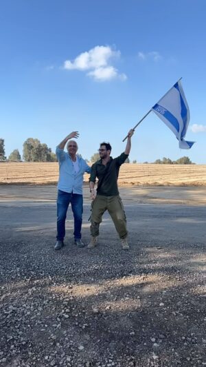 Dean Miroshnikov Instagram - האזרחים המדהימים האלו חיכו לנו ביציאה מעזה, עם  מלא אוכל, מוזיקה והמון אהבה. איך אני אוהב את הדגל שלנו. איך אני אוהב את ישראל. שבת שלום עם ישראל 🇮🇱