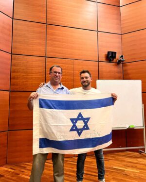 Dean Miroshnikov Instagram - היום הוא יום ההוקרה לפצועי צה״ל. לצערי השנה יצטרפו למשפחה עוד מאות אנשים. היום הזה בא להזכיר לכולנו שישנם חיילות וחיילים שנפצעו בזמן הגנה על המולדת.  הפציעה הפיזית היא רק ההתחלה. השיקום האמיתי מתחיל לאחר הבנה עמוקה שנפצענו. לאחר הפציעה שלי הובאתי במסוק לבית חולים רמבם שבחיפה. באו לבקר אותי המון אנשים. אבל ביקור אחד היה מיוחד במינו. נכנס אלי בחור דתי, עם זקן ענק, וחיוך מאוזן לאוזן. הוא נכנס עם דגל ישראל קטן שכתוב עליו ״מצדיע לך אחי״ ואמר לי משפט שנשאר איתי לאורך השנים.. ״גיבור תודה שאתה שומר לנו על הבית״, ועוד שאל אותי אם יש לי משפחה בירושלים, עניתי לא, ואז הוא הצדיע ואמר שמרגע זה הוא המשפחה שלי.
היום 13 שנים אחרי פגשתי את מלכיאל, אותו בחור שהביא לי אך הדגל. באותו מקום שהייתי פצוע. רמב״ם. אך היום בזכותו הייתה לי הזכות להעניק לו דגל בחזרה, לבקר פצועים מהמלחמה עכשיו ולתת להם תקווה כמו שמלכיאל נתן לי.
וגם פגשתי את הצוות שקיבל אותי וטיפל בי לפני 13 שנים. אין לי מילים להודות לכם.
ממשיכים לחזק אחד את השני. יחד ננצח
עם ישראל חי 🇮🇱🇮🇱🇮🇱
@rambamhospital @yedabamedia @ofer.hadad