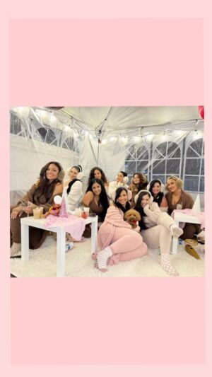 Deanna Diaz Instagram - 𝑮𝒍𝒂𝒎𝒑𝒊𝒏𝒈 𝒖𝒏𝒅𝒆𝒓 𝒕𝒉𝒆 𝒔𝒕𝒂𝒓𝒔 ✨🎄
•
We always look forward to our annual bff holiday fiesta and this year @marimari22_ was the hostess with the mostest 🙌🏽💖 #perfection , can’t believe 11 years of celebrating our beautiful sisterhood 🫶🏼. Cheers to many more 🍾
#besttimeoftheyear