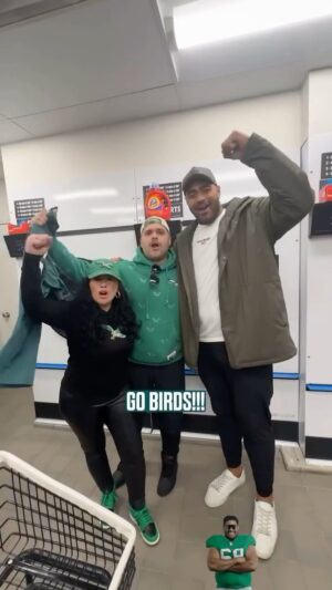 Deanna Diaz Instagram - Great time tackling the pile with my favorite guy @jordanmailata lol !! 🦅🙌🏽
Thank you @tidelaundry @philadelphiaeagles 🏈!
#GoBirds #TacklethePile