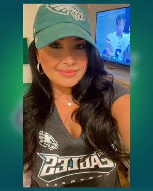 Deanna Diaz Instagram - 𝗪𝗼𝗸𝗲 𝘂𝗽 𝘄𝗶𝘁𝗵 𝘁𝗵𝗮𝘁 𝗩𝗶𝗰𝘁𝗼𝗿𝘆 𝗧𝘂𝗲𝘀𝗱𝗮𝘆 𝗲𝗻𝗲𝗿𝗴𝘆 
🦅💚🙌🏽
•
Yesterday was Mondaying at its finest, a “W” for an amazing home opener 🦅, made some homemade piononos 🤤 and gave my pelo some love 💇🏻‍♀️ ( thank you @salonrosam, I think your student has graduated to assistant status lol 😂) 
#learnedfromthebest #flyeaglesfly #VictoryTuesday