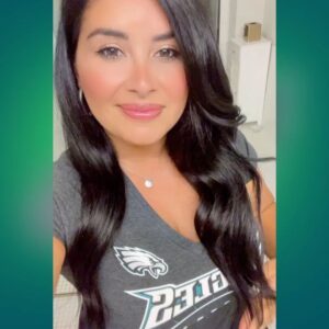 Deanna Diaz Instagram - 𝗪𝗼𝗸𝗲 𝘂𝗽 𝘄𝗶𝘁𝗵 𝘁𝗵𝗮𝘁 𝗩𝗶𝗰𝘁𝗼𝗿𝘆 𝗧𝘂𝗲𝘀𝗱𝗮𝘆 𝗲𝗻𝗲𝗿𝗴𝘆 
🦅💚🙌🏽
•
Yesterday was Mondaying at its finest, a “W” for an amazing home opener 🦅, made some homemade piononos 🤤 and gave my pelo some love 💇🏻‍♀️ ( thank you @salonrosam, I think your student has graduated to assistant status lol 😂) 
#learnedfromthebest #flyeaglesfly #VictoryTuesday