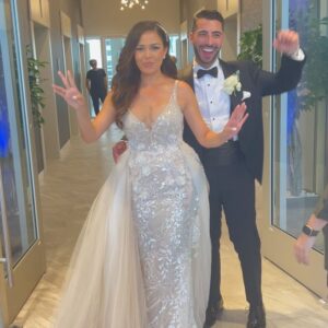 Deanna Diaz Instagram - 𝗖𝗲𝗹𝗲𝗯𝗿𝗮𝗻𝗱𝗼 𝗔𝗺𝗼𝗿 ❤️
•
Congrats Dr. And Mrs Falcone 🥂