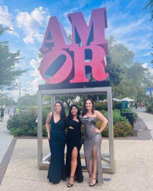 Deanna Diaz Instagram - 𝗖𝗲𝗹𝗲𝗯𝗿𝗮𝗻𝗱𝗼 𝗔𝗺𝗼𝗿 ❤️
•
Congrats Dr. And Mrs Falcone 🥂