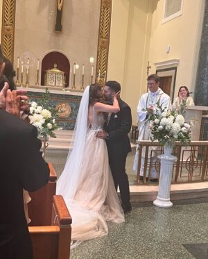 Deanna Diaz Instagram - 𝗖𝗲𝗹𝗲𝗯𝗿𝗮𝗻𝗱𝗼 𝗔𝗺𝗼𝗿 ❤️
•
Congrats Dr. And Mrs Falcone 🥂
