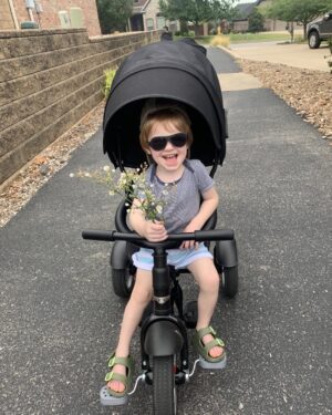 Deanna Duggar Instagram - Daxxy brought me flowers!❤️
He is so precious!