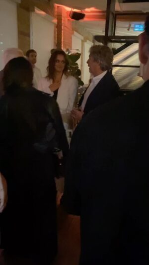 Deanna Russo Instagram - I can’t believe this moment was captured and that I’m only now discovering it on my phone! It’s Peter Farrelly introducing me to Chickie Donohue who then tells me I was the greatest war correspondent ever… 🥹

@themikehatton did you take this?? 

Shout out to @mrqfears for the style and @kristinwayne for the face #greatestbeerrunever #appleplus #appletvplus #tiff #peterfarrelly #skydance