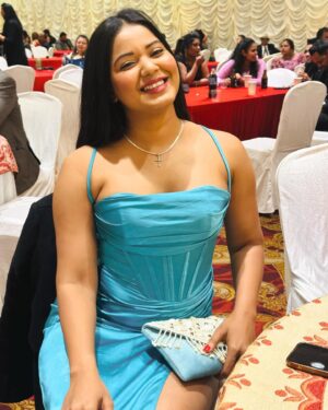 Deborah Doris Fell Instagram - Felt cute but it’s a daily thing 😛😉♥️✨

•

#deborahdorisfell #blessedbeyondmeasure #hyderabad #christmasball