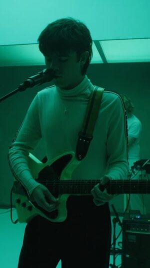 Declan McKenna Instagram - Pretty vibey performance of Elevator Hum from me and the gang for @vevo if i may say so. Loving playing the new tunes 🤭