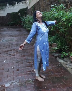 Deeksha Joshi Instagram - न जाने कितने हम तुम लिख देंगे
कहानियां,गीत ,नगमे और कविताएं
दोहराई जाएंगी हमारी तुम्हारी ही निशानियां
लो हो गए अमर हम-तुम और ये बरखा |

— मधु खरे