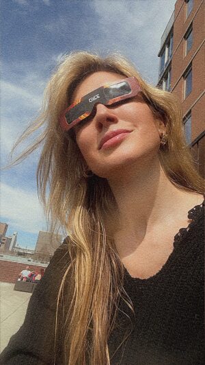 Deirdre Lorenz Instagram - 😂😎🌘☀️ when the lights go down in the city (at 3:10pm)✨✨✨✨
.
.
#nyc #solareclipse #newyork #manhattan #fun #enjoythemoment #nyclife #rooftopseason #goodvibes #actress #model #character @deirdrelorenz 🎬🎭🌘
