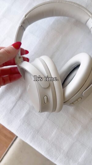Deirdre Lorenz Instagram - Who doesn’t love an upgrade!? 😎✈️😍
My sweetie knows me so well. 
.
.
.
#travelgifts #travel #travellover #birthdaygirl #celebrating #presents 🩷✈️✈️ #beforeandafter #makeover #upgrade #headphones #frequentflyer #firstclass #expertadvice #traveler #traveller #traveltips #silenceisgolden #quiet #travelexperience #travelexpert #luxurytravel #relax #raiseyourvibration #mystyle #contentcreator #summertravel #holiday #vacation #sound #upgradeyourlife